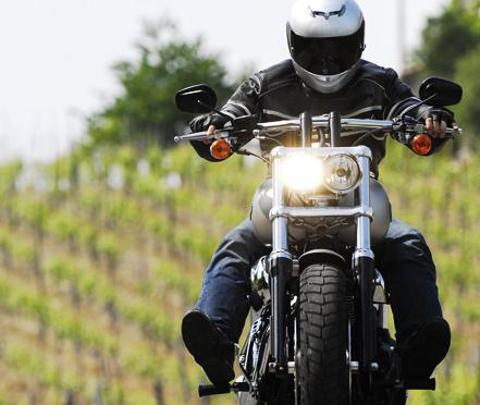 découvrez nos offres d'assurance moto spécialement conçues pour les jeunes pilotes. profitez de garanties adaptées, d'une couverture complète et d'un tarif compétitif pour rouler en toute sérénité.