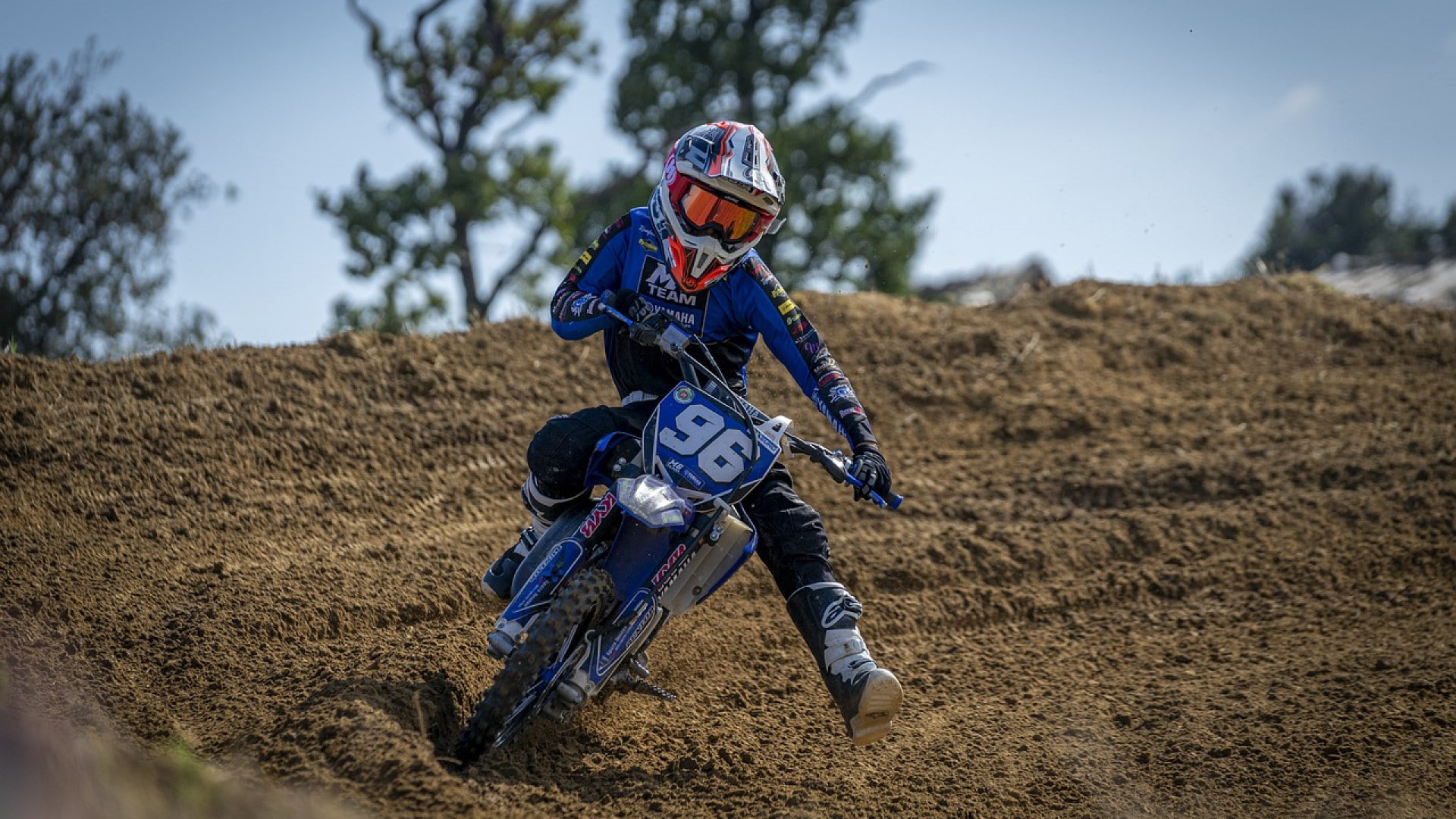 découvrez notre assurance moto enduro, spécialement conçue pour protéger votre véhicule tout-terrain. profitez de garanties adaptées à vos besoins, d'une assistance 24/7 et d'un tarif compétitif. roulez en toute sérénité sur les chemins les plus audacieux !