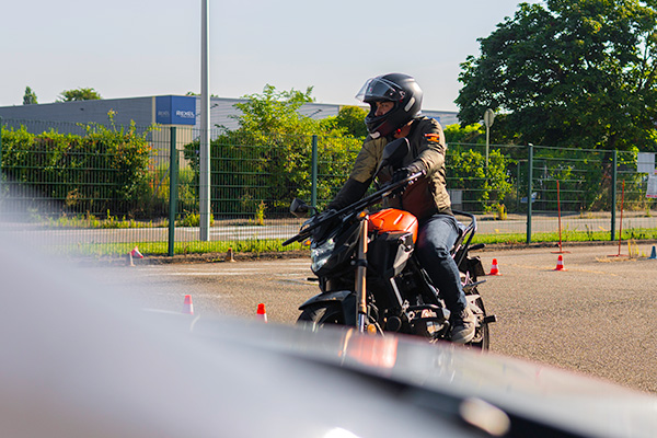 découvrez tout ce qu'il faut savoir sur le permis a2 pour moto : exigences, étapes, et conseils pratiques pour obtenir votre permis et rouler en toute sécurité à moto.