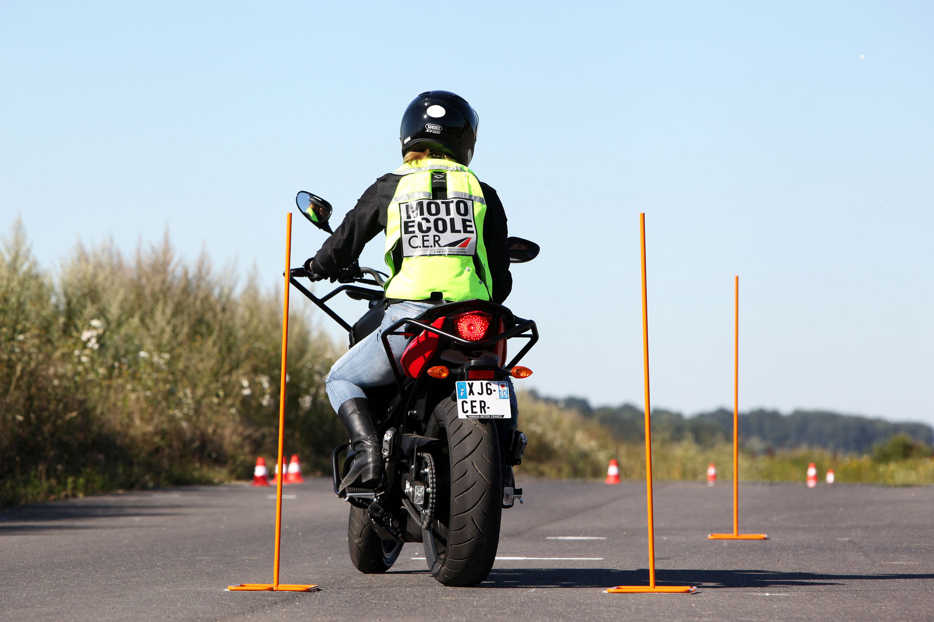 découvrez le permis a2 pour moto, votre clé d'accès à la conduite des motos puissantes. informez-vous sur les conditions, le déroulement de l'examen, et les meilleures pratiques pour réussir votre formation. obtenez votre liberté sur deux roues en toute sécurité !