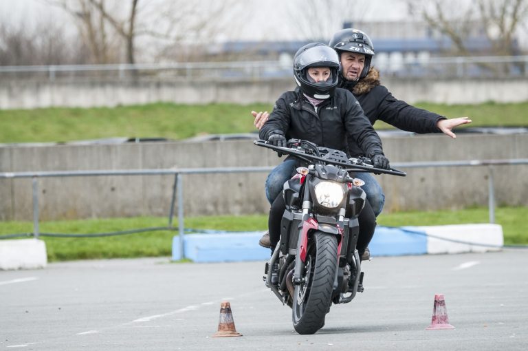 obtenez votre permis moto a2 en toute sérénité ! découvrez les conditions d'obtention, les formations disponibles et les conseils pratiques pour réussir votre examen et rouler en toute sécurité sur votre moto puissante.