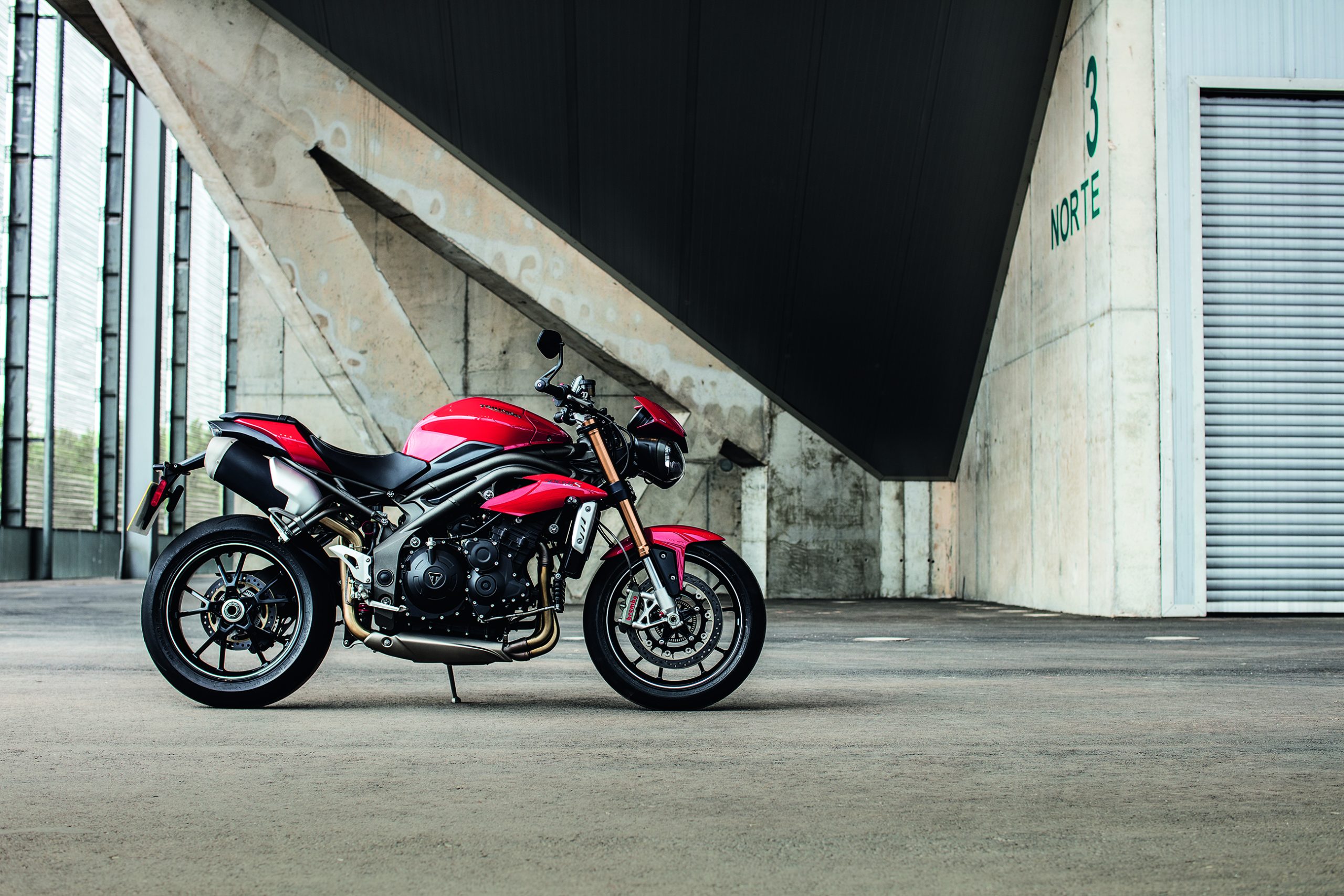 obtenez votre permis moto a2 et prenez la route en toute sécurité. formation complète, conseils d'experts et préparation aux examens pour conduire des motos jusqu'à 400 cc. inscrivez-vous dès aujourd'hui pour vivre la liberté à deux roues!