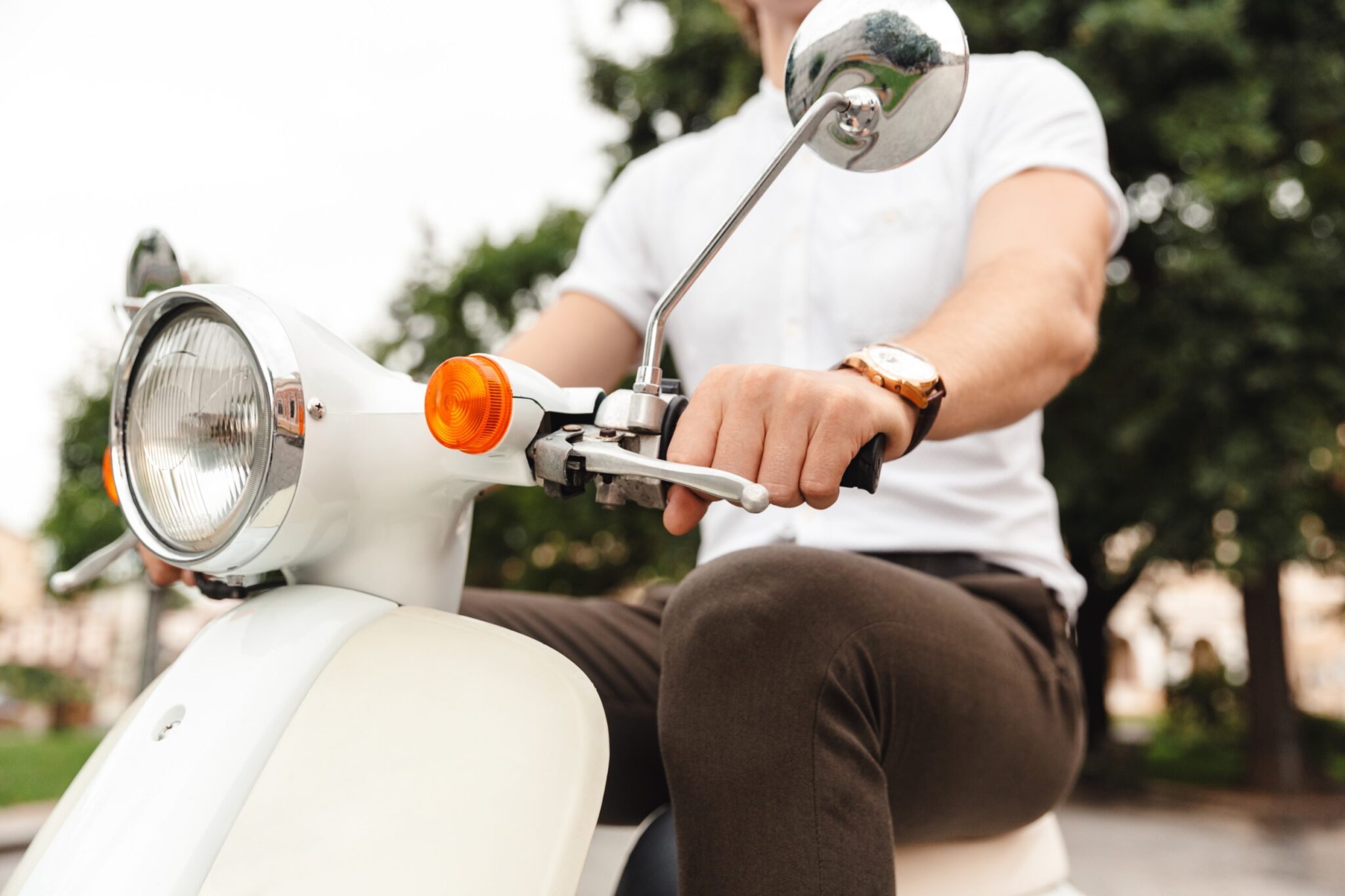 obtenez votre devis personnalisé pour un scooter à tarif compétitif. comparez les prix et choisissez l'option qui vous convient le mieux pour profiter de vos déplacements en toute liberté.