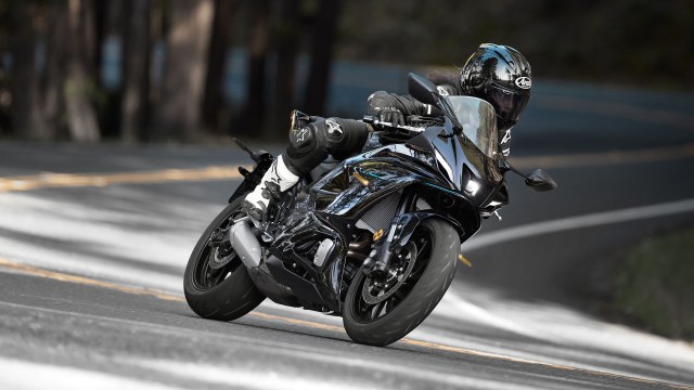 découvrez tout ce qu'il faut savoir sur les motos accessibles avec le permis a2. guide complet sur les modèles, les performances et les conseils pour les futurs motards désireux de profiter de la liberté sur deux roues.