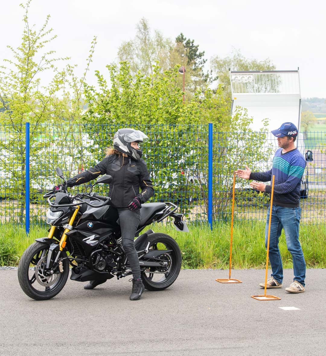 obtenez votre permis a2 facilement grâce à notre programme de formation complet. découvrez les exigences, les étapes d'inscription et les astuces pour réussir l'examen. roulez en toute sécurité sur des motos de moyenne cylindrée.