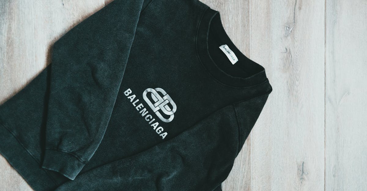 découvrez l'univers audacieux et avant-gardiste de balenciaga, la maison de luxe française renommée pour ses créations innovantes et son style unique. explorez nos collections emblématiques, des vêtements aux accessoires, qui redéfinissent la mode contemporaine.