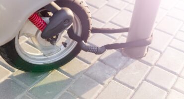 découvrez nos offres d'assurances scooter pas cher, conçues pour vous protéger tout en respectant votre budget. profitez d'une couverture adaptée à vos besoins et de services de qualité sans vous ruiner.