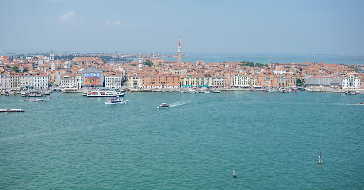 découvrez l'univers audacieux de balenciaga, une maison de mode emblématique alliant innovation et style contemporain. explorez nos collections de vêtements, accessoires et chaussures au design avant-gardiste qui transforment les tendances du luxe.