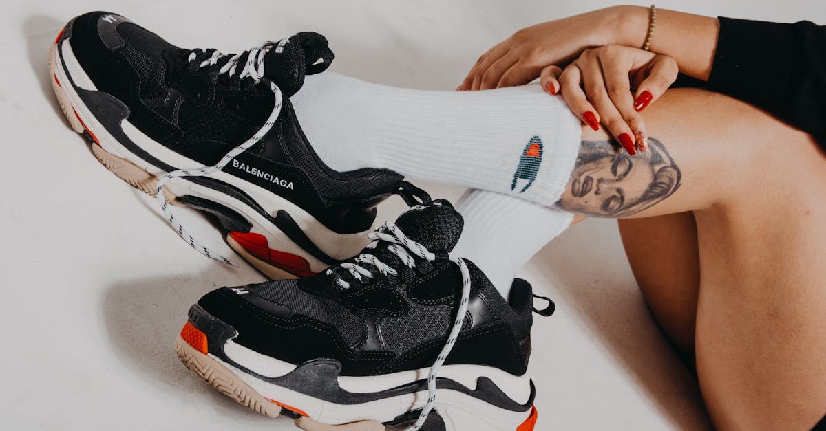 découvrez l'univers avant-gardiste de balenciaga, la maison de couture réputée pour ses designs audacieux, ses silhouettes innovantes et son engagement envers l'esthétique contemporaine. plongez dans les dernières collections et laissez-vous séduire par l'élégance décalée de cette marque emblématique.