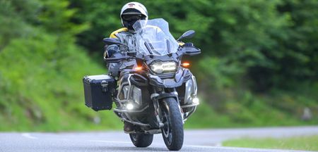 découvrez notre guide complet sur l'assurance moto au maroc. informez-vous sur les différentes options, les tarifs, les garanties et les conseils pour choisir la meilleure couverture pour votre moto. protégez votre véhicule et roulez en toute sérénité sur les routes marocaines.