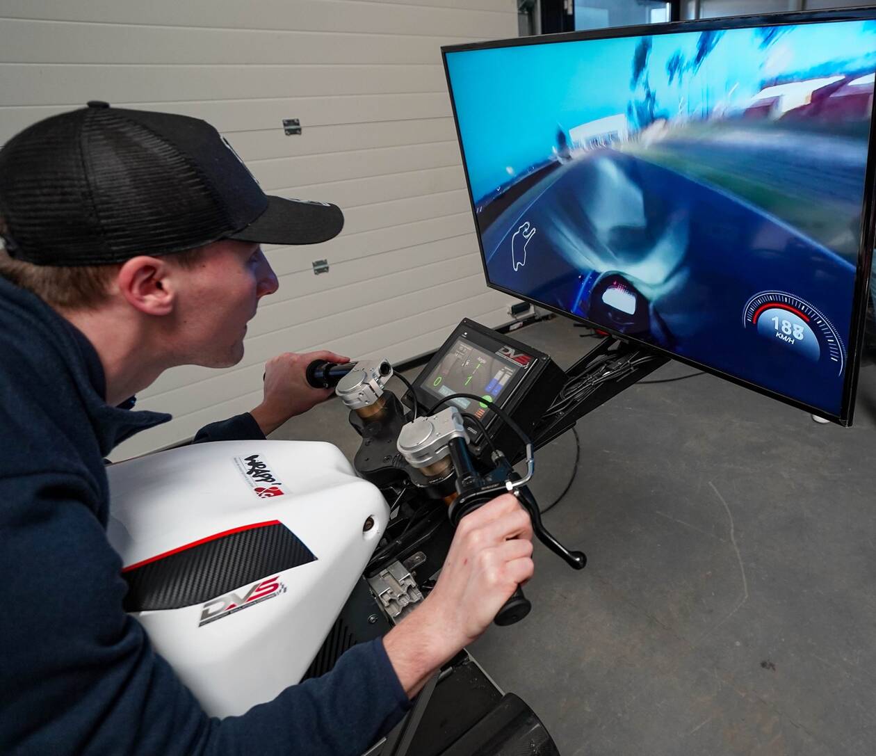 découvrez notre simulateur moto immersif qui vous plonge dans l'univers passionnant de la conduite. parfait pour les débutants et les pilotes chevronnés, améliorez vos compétences de conduite tout en vous amusant. vivez des sensations fortes en toute sécurité !