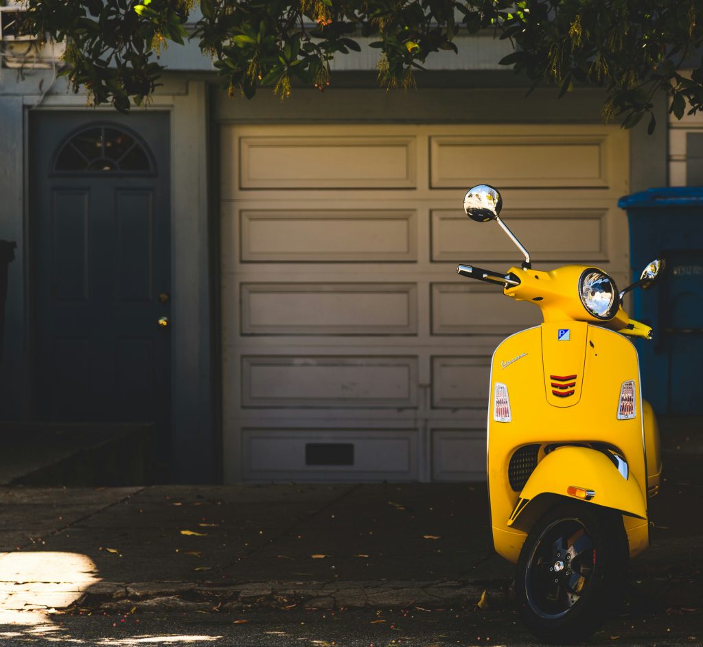 découvrez nos tarifs compétitifs pour l'assurance scooter. comparez les offres, trouvez la couverture adaptée à vos besoins et roulez en toute sécurité tout en maîtrisant votre budget.