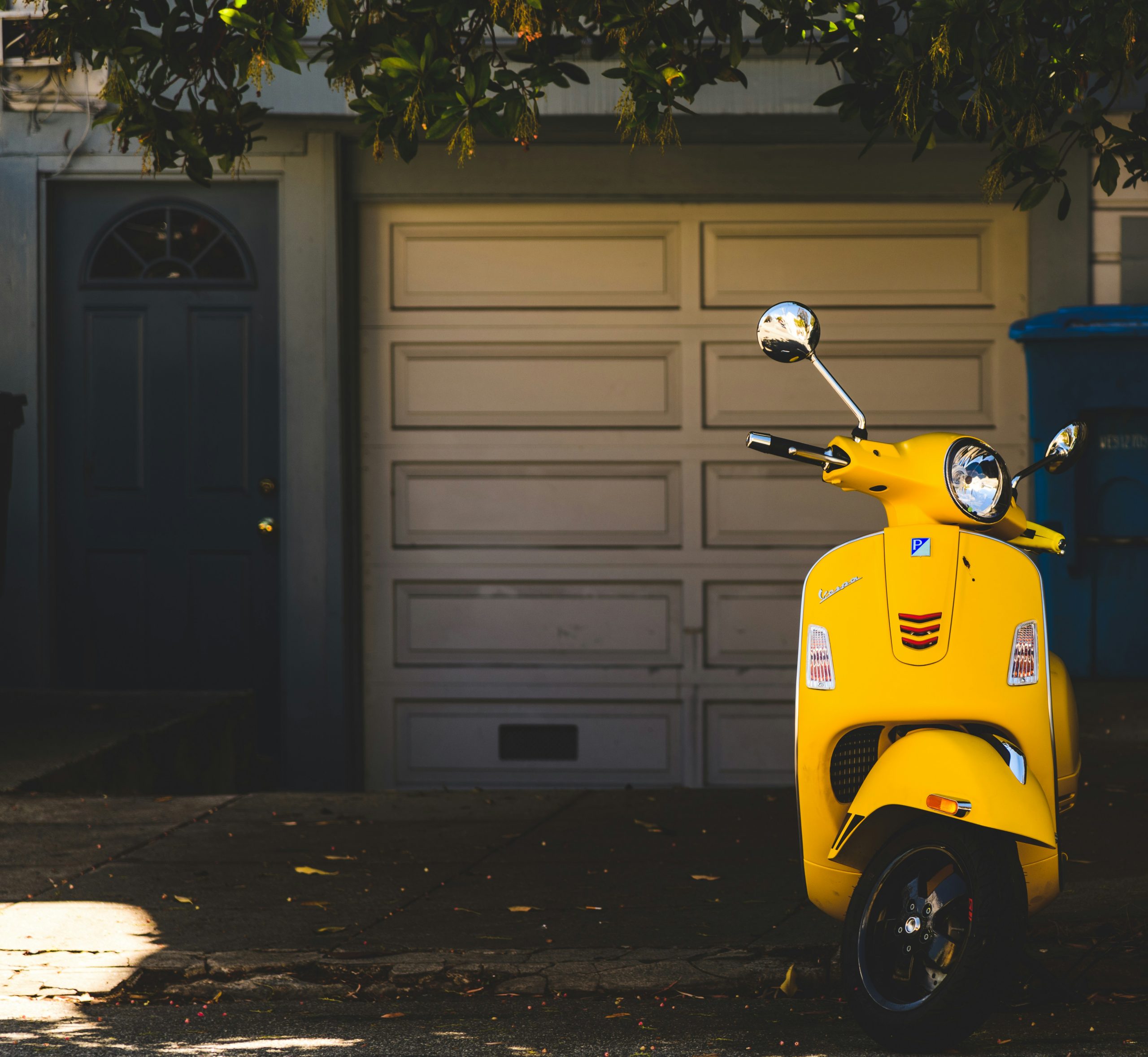 découvrez nos tarifs compétitifs pour l'assurance scooter. comparez les offres, trouvez la couverture adaptée à vos besoins et roulez en toute sécurité tout en maîtrisant votre budget.
