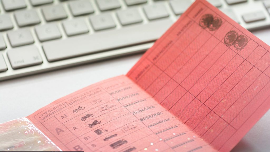 découvrez comment obtenir votre permis de conduire en france : étapes essentielles, conseils pratiques et informations sur les différents types de permis. préparez-vous efficacement à réussir votre examen et à prendre la route en toute sécurité.