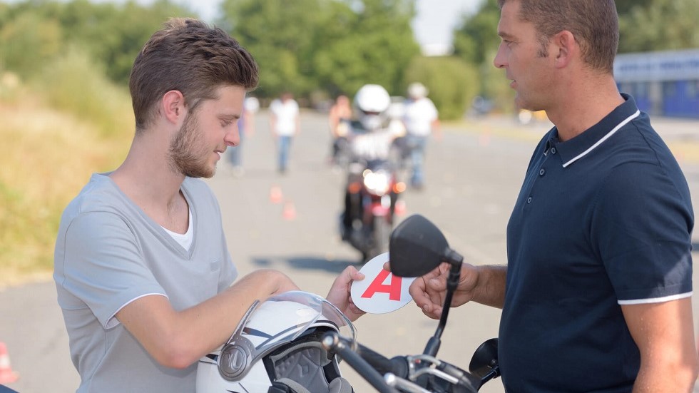 découvrez tout ce qu'il faut savoir sur le permis probatoire moto : les étapes à suivre, les conditions à remplir et des conseils pratiques pour réussir votre examen et profiter pleinement de votre passion pour la moto en toute sécurité.