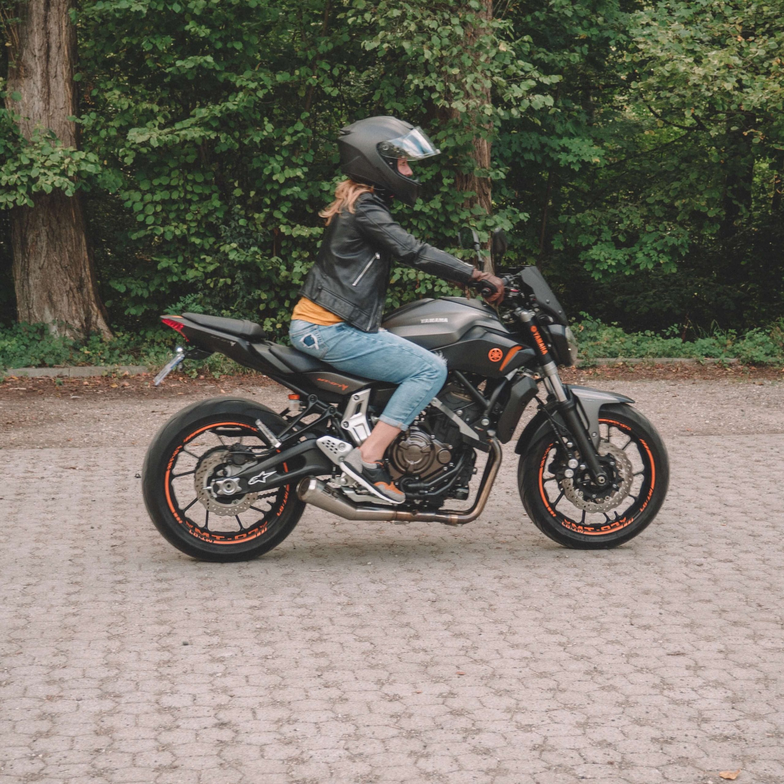 découvrez notre guide complet pour débuter la moto en 2020. conseils, équipement essentiel et astuces pour les nouveaux motards, tout ce qu'il faut savoir pour démarrer votre aventure à deux-roues en toute sécurité.