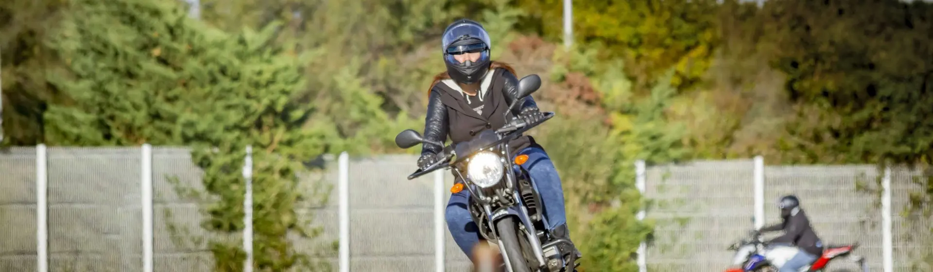 découvrez notre guide complet pour débuter en moto en 2020. apprenez les meilleures astuces, conseils de sécurité et recommandations pour choisir votre première moto tout en tirant profit de l'année actuelle pour faire de votre expérience de conduite une aventure inoubliable.