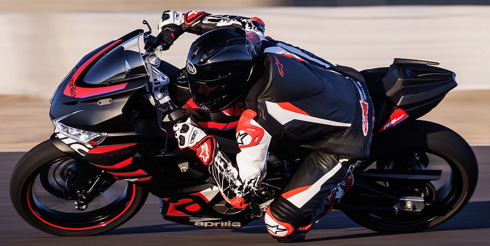 découvrez notre guide complet sur les motos a2 : conseils d'achat, modèles recommandés, réglementations et astuces pour les pilotes débutants. préparez-vous à prendre la route en toute confiance avec les meilleures motos adaptées à votre licence a2.