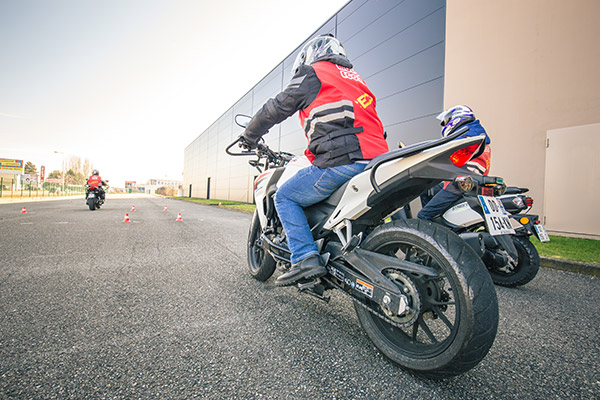 découvrez tout ce qu'il faut savoir sur le permis probatoire moto a1 : critères d'obtention, modalités de formation, conseils pratiques et étapes essentielles pour rouler en toute sécurité sur deux roues.