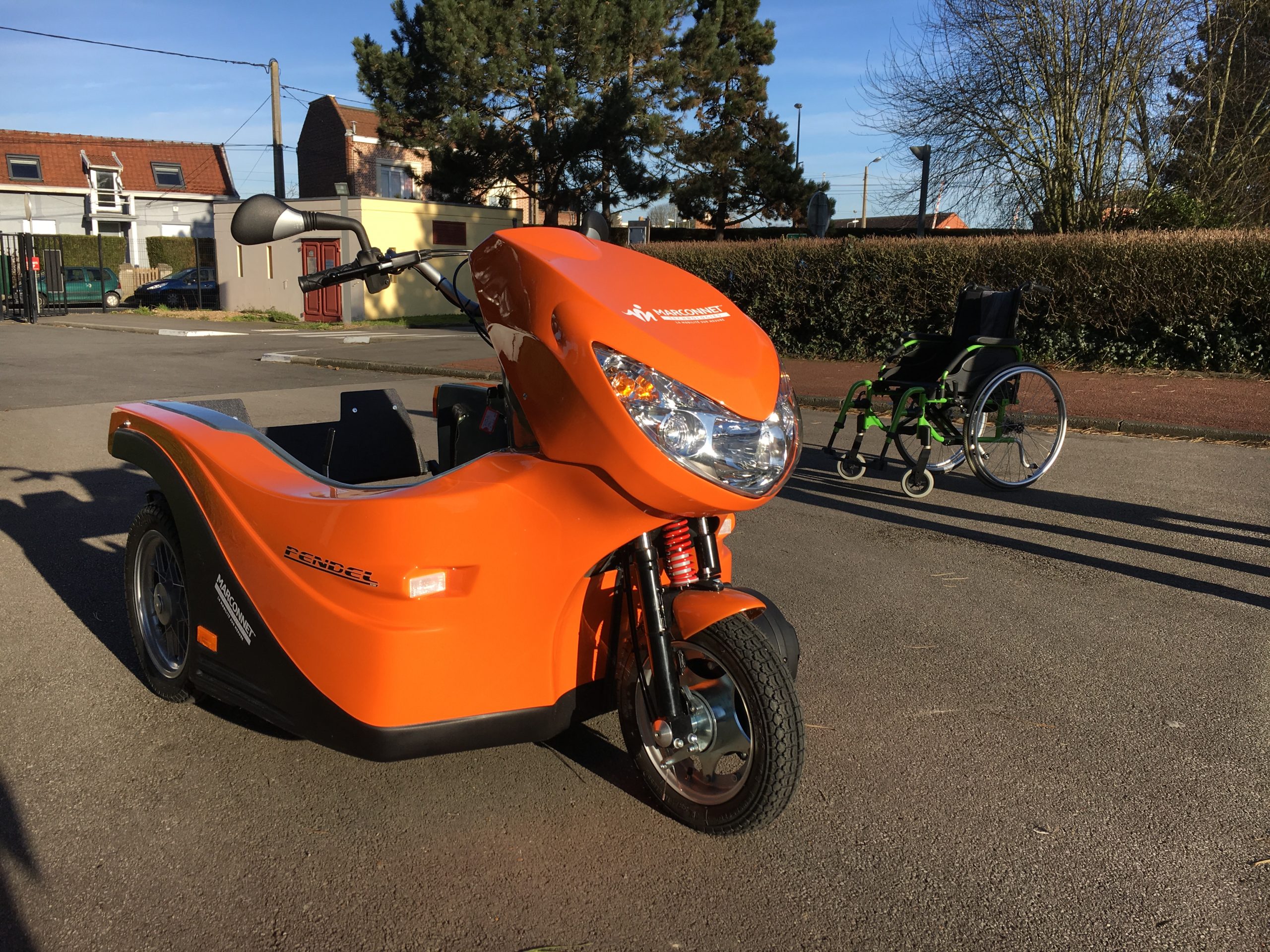 découvrez notre scooter 3 roues conçu pour affronter la pluie avec sécurité et confort. idéal pour des trajets en toute saison, il combine stabilité, protection contre les intempéries et style. parcourez la ville sans craindre les averses grâce à ce scooter innovant et performant.