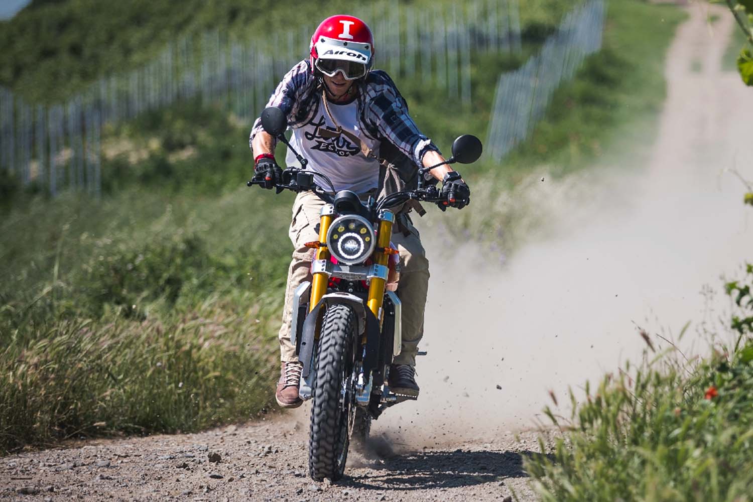 découvrez tout ce qu'il faut savoir sur les scramblers et le permis a2 : conseils d'achat, sécurité, réglementation et meilleures pratiques pour passionnés de motos. préparez-vous à vivre de nouvelles aventures sur deux roues avec le permis adapté !