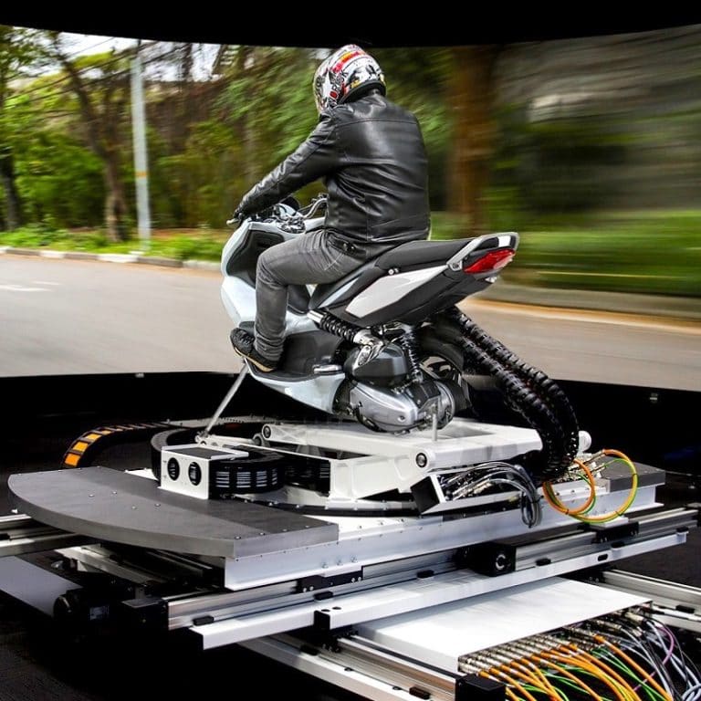 découvrez notre simulateur moto qui vous plonge dans une expérience de conduite réaliste. parfait pour les passionnés de moto, notre simulateur offre des graphismes de haute qualité et une sensation authentique de pilotage, sans les risques de la route. essayez-le dès maintenant et sentez l'adrénaline !