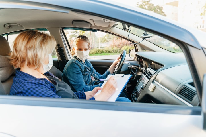 découvrez nos offres d'assurance voiture spécialement conçues pour les jeunes conducteurs. bénéficiez de tarifs avantageux et d'une couverture adaptée à vos besoins. protégez votre véhicule tout en profitant d'une conduite sereine.