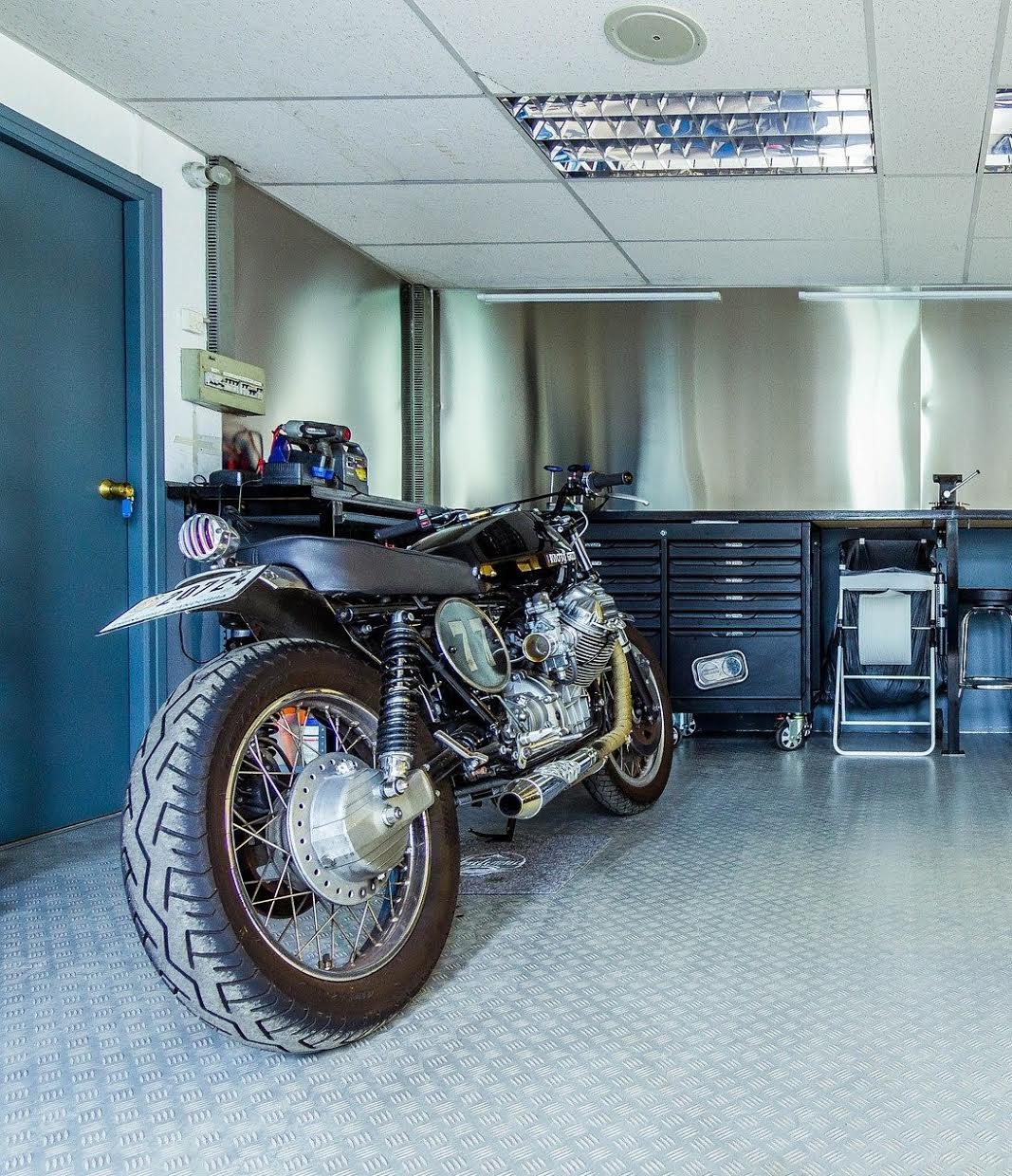 découvrez les essentiels pour débuter et entretenir votre moto. conseils pratiques, astuces d'entretien et guides pour les novices afin de rouler en toute sécurité et optimiser les performances de votre deux-roues.