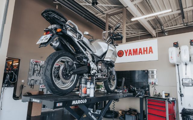 découvrez notre guide complet sur le début et l'entretien des motos : conseils pratiques, techniques essentielles et astuces pour garantir la performance et la longévité de votre véhicule à deux roues.