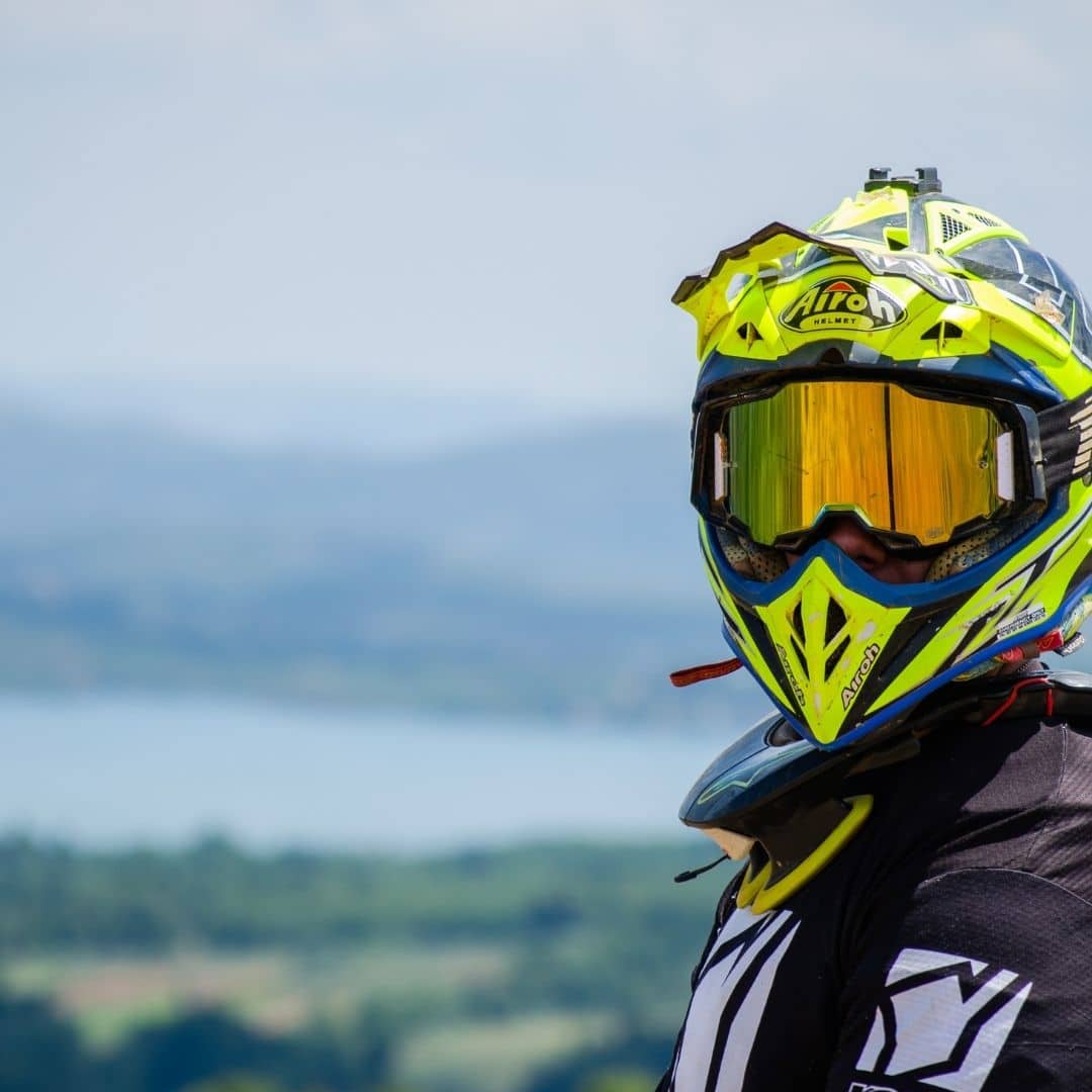 découvrez notre guide complet sur l'équipement du motard, incluant des conseils sur les vêtements de sécurité, les accessoires indispensables et les meilleures pratiques pour rouler en toute sécurité. parfait pour les passionnés de moto qui cherchent à allier confort et protection sur la route.