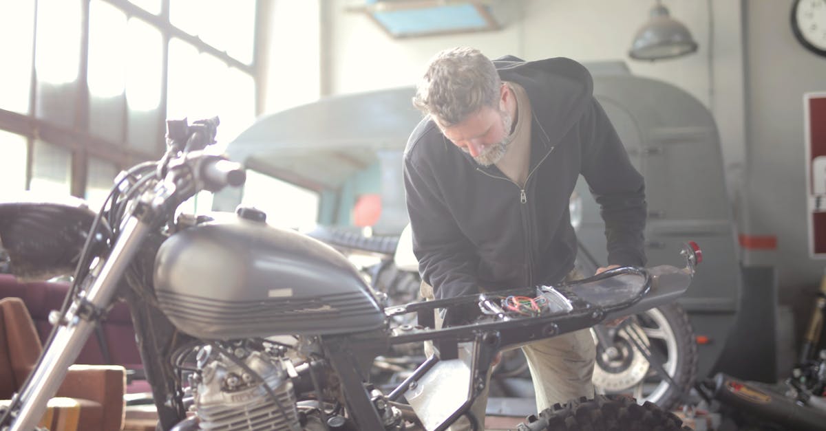 découvrez l'importance de l'inspection de votre moto pour assurer sa sécurité et sa performance. suivez nos conseils pour un contrôle efficace et préventif, et roulez en toute tranquillité.