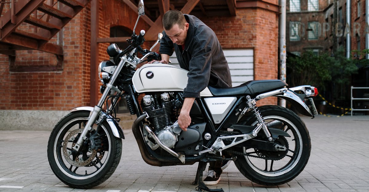 assurez la sécurité de votre moto avec un contrôle minutieux lors de l'inspection. découvrez nos services d'inspection de motos pour garantir des performances optimales et une conduite sans risques. prenez la route en toute confiance !