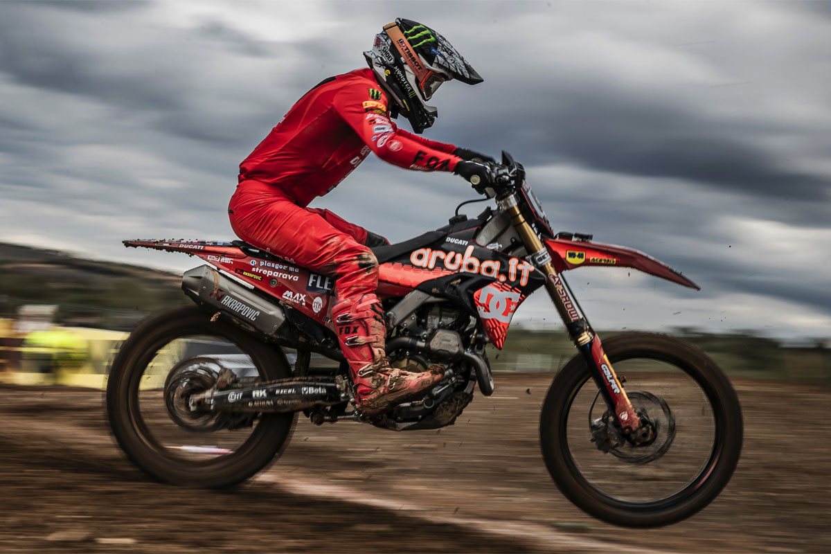 découvrez toute l'actualité du monde du moto cross : résultats des courses, interviews des pilotes, astuces pour les passionnés et bien plus encore. restez informé des dernières nouvelles et vivez votre passion pour le moto cross au quotidien.