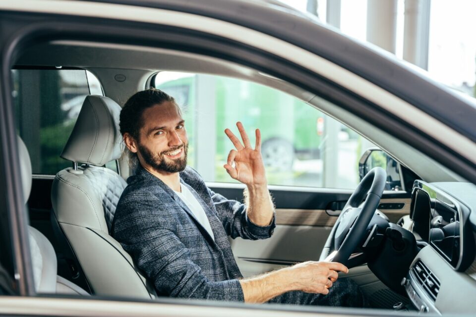 découvrez les bases de l'assurance auto : comprenez les différents types de couvertures, les garanties essentielles et les facteurs influençant le tarif de votre contrat pour rouler en toute sérénité.