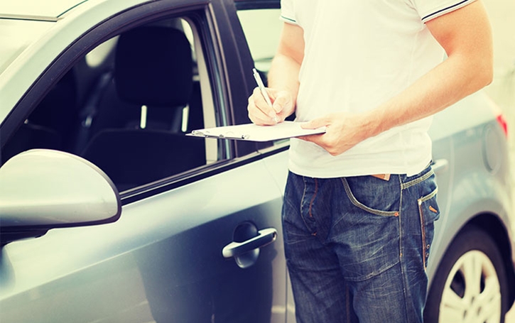 découvrez les bases de l'assurance auto : types de couvertures, obligation légale, conseils pour bien choisir votre contrat et optimiser votre protection en cas d'accident.